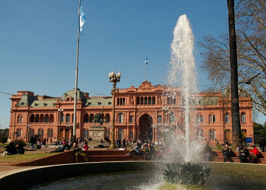<strong>Plaza de Mayo – </strong><a href="https://viajeaqui.abril.com.br/cidades/ar-buenos-aires" target="_blank" rel="noopener"><strong>Buenos Aires</strong></a><strong> – <a href="https://beta-develop.viagemeturismo.abril.com.br/paises/argentina-2/" target="_blank" rel="noopener">Argentina</a></strong> Palco tradicional das manifestações do país desde sua construção em 1810, a bela Plaza de Mayo é um ponto de partida para turistar por Buenos Aires. Ela fica entre a Casa Rosada (sede do governo argentino), a prefeitura e a Catedral Metropolitana de Buenos Aires. No seu canto norte está a principal sede do Bando de la Nación, um amplo edifício de 1939 que vale a pena visitar. Dali, é possível caminhar até o bairro de San Telmo, para o tradicional Café Tortoni (a poucos metros da praça), para a Calle Florida e o Parque San Martí. Se quiser observar a incansável força política dos argentinos, as Mães da Praça de Maio se reúnem toda quinta-feira às 3h30 da tarde para protestar pela investigação do desaparecimento de seus filhos durante a época da ditadura, e outras causas sociais <em><a href="https://www.booking.com/searchresults.pt-br.html?aid=332455&sid=d98f25c4d6d5f89238aebe98e11a09ba&sb=1&src=searchresults&src_elem=sb&error_url=https%3A%2F%2Fwww.booking.com%2Fsearchresults.pt-br.html%3Faid%3D332455%3Bsid%3Dd98f25c4d6d5f89238aebe98e11a09ba%3Btmpl%3Dsearchresults%3Bac_click_type%3Db%3Bac_position%3D0%3Bcity%3D-126693%3Bclass_interval%3D1%3Bdest_id%3D-2601889%3Bdest_type%3Dcity%3Bdtdisc%3D0%3Bfrom_sf%3D1%3Bgroup_adults%3D2%3Bgroup_children%3D0%3Biata%3DLON%3Binac%3D0%3Bindex_postcard%3D0%3Blabel_click%3Dundef%3Bno_rooms%3D1%3Boffset%3D0%3Bpostcard%3D0%3Braw_dest_type%3Dcity%3Broom1%3DA%252CA%3Bsb_price_type%3Dtotal%3Bsearch_selected%3D1%3Bshw_aparth%3D1%3Bslp_r_match%3D0%3Bsrc%3Dsearchresults%3Bsrc_elem%3Dsb%3Bsrpvid%3De90b7b79265b018f%3Bss%3DLondres%252C%2520Grande%2520Londres%252C%2520Reino%2520Unido%3Bss_all%3D0%3Bss_raw%3Dlondres%3Bssb%3Dempty%3Bsshis%3D0%3Bssne%3DRoma%3Bssne_untouched%3DRoma%26%3B&ss=Buenos+Aires%2C+Argentina&is_ski_area=&ssne=Londres&ssne_untouched=Londres&city=-2601889&checkin_year=&checkin_month=&checkout_year=&checkout_month=&group_adults=2&group_children=0&no_rooms=1&from_sf=1&ss_raw=buenos+aires&ac_position=0&ac_langcode=xb&ac_click_type=b&dest_id=-979186&dest_type=city&iata=BUE&place_id_lat=-34.603752&place_id_lon=-58.381561&search_pageview_id=e90b7b79265b018f&search_selected=true&search_pageview_id=e90b7b79265b018f&ac_suggestion_list_length=5&ac_suggestion_theme_list_length=0" target="_blank" rel="noopener">Busque hospedagem em Buenos Aires</a></em>