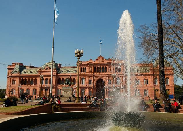<strong>Plaza de Mayo – </strong><a href="https://viajeaqui.abril.com.br/cidades/ar-buenos-aires" target="_blank" rel="noopener"><strong>Buenos Aires</strong></a><strong> – <a href="https://beta-develop.viagemeturismo.abril.com.br/paises/argentina-2/" target="_blank" rel="noopener">Argentina</a></strong> Palco tradicional das manifestações do país desde sua construção em 1810, a bela Plaza de Mayo é um ponto de partida para turistar por Buenos Aires. Ela fica entre a Casa Rosada (sede do governo argentino), a prefeitura e a Catedral Metropolitana de Buenos Aires. No seu canto norte está a principal sede do Bando de la Nación, um amplo edifício de 1939 que vale a pena visitar. Dali, é possível caminhar até o bairro de San Telmo, para o tradicional Café Tortoni (a poucos metros da praça), para a Calle Florida e o Parque San Martí. Se quiser observar a incansável força política dos argentinos, as Mães da Praça de Maio se reúnem toda quinta-feira às 3h30 da tarde para protestar pela investigação do desaparecimento de seus filhos durante a época da ditadura, e outras causas sociais <em><a href="https://www.booking.com/searchresults.pt-br.html?aid=332455&sid=d98f25c4d6d5f89238aebe98e11a09ba&sb=1&src=searchresults&src_elem=sb&error_url=https%3A%2F%2Fwww.booking.com%2Fsearchresults.pt-br.html%3Faid%3D332455%3Bsid%3Dd98f25c4d6d5f89238aebe98e11a09ba%3Btmpl%3Dsearchresults%3Bac_click_type%3Db%3Bac_position%3D0%3Bcity%3D-126693%3Bclass_interval%3D1%3Bdest_id%3D-2601889%3Bdest_type%3Dcity%3Bdtdisc%3D0%3Bfrom_sf%3D1%3Bgroup_adults%3D2%3Bgroup_children%3D0%3Biata%3DLON%3Binac%3D0%3Bindex_postcard%3D0%3Blabel_click%3Dundef%3Bno_rooms%3D1%3Boffset%3D0%3Bpostcard%3D0%3Braw_dest_type%3Dcity%3Broom1%3DA%252CA%3Bsb_price_type%3Dtotal%3Bsearch_selected%3D1%3Bshw_aparth%3D1%3Bslp_r_match%3D0%3Bsrc%3Dsearchresults%3Bsrc_elem%3Dsb%3Bsrpvid%3De90b7b79265b018f%3Bss%3DLondres%252C%2520Grande%2520Londres%252C%2520Reino%2520Unido%3Bss_all%3D0%3Bss_raw%3Dlondres%3Bssb%3Dempty%3Bsshis%3D0%3Bssne%3DRoma%3Bssne_untouched%3DRoma%26%3B&ss=Buenos+Aires%2C+Argentina&is_ski_area=&ssne=Londres&ssne_untouched=Londres&city=-2601889&checkin_year=&checkin_month=&checkout_year=&checkout_month=&group_adults=2&group_children=0&no_rooms=1&from_sf=1&ss_raw=buenos+aires&ac_position=0&ac_langcode=xb&ac_click_type=b&dest_id=-979186&dest_type=city&iata=BUE&place_id_lat=-34.603752&place_id_lon=-58.381561&search_pageview_id=e90b7b79265b018f&search_selected=true&search_pageview_id=e90b7b79265b018f&ac_suggestion_list_length=5&ac_suggestion_theme_list_length=0" target="_blank" rel="noopener">Busque hospedagem em Buenos Aires</a></em> <strong>Plaza de Mayo – </strong><a href="https://viajeaqui.abril.com.br/cidades/ar-buenos-aires" target="_blank" rel="noopener"><strong>Buenos Aires</strong></a><strong> – <a href="https://beta-develop.viagemeturismo.abril.com.br/paises/argentina-2/" target="_blank" rel="noopener">Argentina</a></strong> Palco tradicional das manifestações do país desde sua construção em 1810, a bela Plaza de Mayo é um ponto de partida para turistar por Buenos Aires. Ela fica entre a Casa Rosada (sede do governo argentino), a prefeitura e a Catedral Metropolitana de Buenos Aires. No seu canto norte está a principal sede do Bando de la Nación, um amplo edifício de 1939 que vale a pena visitar. Dali, é possível caminhar até o bairro de San Telmo, para o tradicional Café Tortoni (a poucos metros da praça), para a Calle Florida e o Parque San Martí. Se quiser observar a incansável força política dos argentinos, as Mães da Praça de Maio se reúnem toda quinta-feira às 3h30 da tarde para protestar pela investigação do desaparecimento de seus filhos durante a época da ditadura, e outras causas sociais <em><a href="https://www.booking.com/searchresults.pt-br.html?aid=332455&sid=d98f25c4d6d5f89238aebe98e11a09ba&sb=1&src=searchresults&src_elem=sb&error_url=https%3A%2F%2Fwww.booking.com%2Fsearchresults.pt-br.html%3Faid%3D332455%3Bsid%3Dd98f25c4d6d5f89238aebe98e11a09ba%3Btmpl%3Dsearchresults%3Bac_click_type%3Db%3Bac_position%3D0%3Bcity%3D-126693%3Bclass_interval%3D1%3Bdest_id%3D-2601889%3Bdest_type%3Dcity%3Bdtdisc%3D0%3Bfrom_sf%3D1%3Bgroup_adults%3D2%3Bgroup_children%3D0%3Biata%3DLON%3Binac%3D0%3Bindex_postcard%3D0%3Blabel_click%3Dundef%3Bno_rooms%3D1%3Boffset%3D0%3Bpostcard%3D0%3Braw_dest_type%3Dcity%3Broom1%3DA%252CA%3Bsb_price_type%3Dtotal%3Bsearch_selected%3D1%3Bshw_aparth%3D1%3Bslp_r_match%3D0%3Bsrc%3Dsearchresults%3Bsrc_elem%3Dsb%3Bsrpvid%3De90b7b79265b018f%3Bss%3DLondres%252C%2520Grande%2520Londres%252C%2520Reino%2520Unido%3Bss_all%3D0%3Bss_raw%3Dlondres%3Bssb%3Dempty%3Bsshis%3D0%3Bssne%3DRoma%3Bssne_untouched%3DRoma%26%3B&ss=Buenos+Aires%2C+Argentina&is_ski_area=&ssne=Londres&ssne_untouched=Londres&city=-2601889&checkin_year=&checkin_month=&checkout_year=&checkout_month=&group_adults=2&group_children=0&no_rooms=1&from_sf=1&ss_raw=buenos+aires&ac_position=0&ac_langcode=xb&ac_click_type=b&dest_id=-979186&dest_type=city&iata=BUE&place_id_lat=-34.603752&place_id_lon=-58.381561&search_pageview_id=e90b7b79265b018f&search_selected=true&search_pageview_id=e90b7b79265b018f&ac_suggestion_list_length=5&ac_suggestion_theme_list_length=0" target="_blank" rel="noopener">Busque hospedagem em Buenos Aires</a></em>