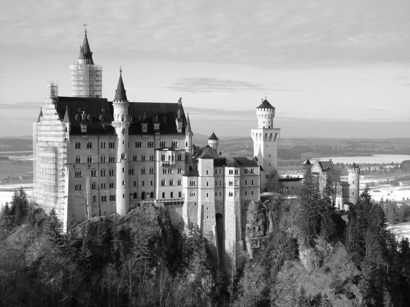 Localizado em F&uuml;ssen, <a href="https://viajeaqui.abril.com.br/paises/alemanha" rel="Alemanha" target="_self">Alemanha</a>, o Schloss Neuschwanstein, em uma foto PB, nos faz reviver o passado