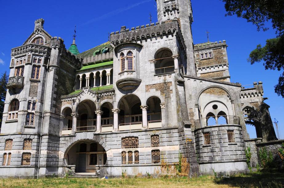 <strong>Castelo da Dona Chica, <a href="https://viajeaqui.abril.com.br/cidades/portugal-braga" rel="Braga" target="_blank">Braga</a>, <a href="https://viajeaqui.abril.com.br/paises/portugal" rel="Portugal" target="_blank">Portugal</a></strong>        Erguido no início do século 20 pelo arquiteto suíço Ernesto Korrodi, o castelo tem uma arquitetura mista que preserva os traços históricos, neogóticos e românticos de Braga. Localizada no coração da região do Minho, a cidade é popularmente conhecida como a Roma portuguesa graças à sua fundação, feita por romanos, e às suas ruínas. Por outro lado, as atrações seculares, como igrejas, jardins, parques e solários datados do século 18, preservam muito de sua autonomia. A Dona Chica, que batiza o nome do castelo foi, na verdade, a riquíssima brasileira Francisca Peixoto Rego, que mandou erguer a construção para organizar festas destinadas à Alta Sociedade local. No entanto, as brigas com o marido, na época com o português João José Ferreira do Rego, culminaram no fim do relacionamento e na interrupção das obras. O castelo rústico, que nunca chegou a ser habitado, foi concluído somente em 1991 e hoje encontra-se em completo estado de degradação