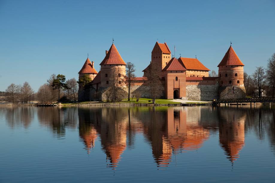 Em Trakai, a 30 quilômetros de Vilnius, o castelinho gótico já virou cartão-postal do país Em Trakai, a 30 quilômetros de Vilnius, o castelinho gótico já virou cartão-postal do país
