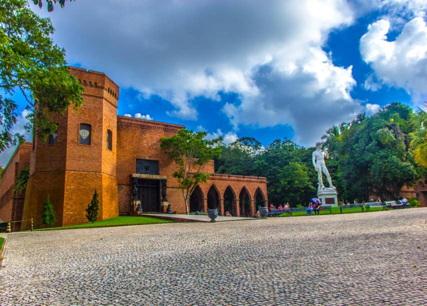 <strong><a href="https://viajeaqui.abril.com.br/estabelecimentos/br-pe-recife-atracao-instituto-ricardo-brennand" rel="Instituto Ricardo Brennand" target="_self">Instituto Ricardo Brennand</a>, <a href="https://viajeaqui.abril.com.br/cidades/br-pe-recife" rel="Recife" target="_self">Recife</a>, <a href="https://viajeaqui.abril.com.br/estados/br-pernambuco" rel="Pernambuco" target="_self">Pernambuco</a></strong>    O imponente castelo guarda mais de três mil armas e armaduras medievais em perfeito estado de conservação. Na Pinacoteca, há documentos do Brasil Império, mapas antigos e obras de artistas como Frans Post, Debret, Taunay e Rugendas. Vale a pena visitar a <a href="https://viajeaqui.abril.com.br/estabelecimentos/br-pe-recife-atracao-oficina-de-ceramica-francisco-brennand" rel="Oficina Brennand" target="_self">Oficina Brennand</a> nos arredores, cujo jardim expõe as esculturas do aclamado ceramista pernambucano, Francisco Brennand