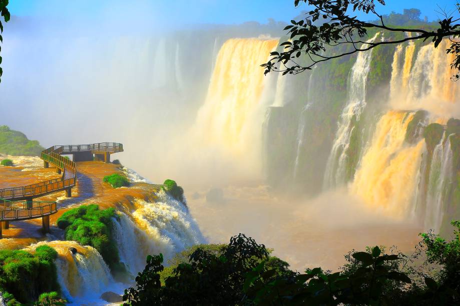 <strong>1. <a href="https://cataratasdoiguacu.com.br/" target="_blank" rel="noopener">Parque Nacional do Iguaçu</a>, Paraná </strong>Dividindo o território com a Argentina, esse parque, tombado como Patrimônio em 1986, é uma das mais importantes atrações do Brasil. Em 2015, o lugar bateu recorde de visitação com 1,5 milhão de visitantes, superando o índice mais alto registrado anteriormente, em janeiro de 2014, e atrás apenas do Cristo Redentor, no Rio, em quantidade de visitações. Suas passarelas revelam uma das paisagens mais deslumbrantes do planeta: a das Cataratas do Iguaçu, com 275 quedas que podem chegar até a 82 metros <strong>1. <a href="https://cataratasdoiguacu.com.br/" target="_blank" rel="noopener">Parque Nacional do Iguaçu</a>, Paraná </strong>Dividindo o território com a Argentina, esse parque, tombado como Patrimônio em 1986, é uma das mais importantes atrações do Brasil. Em 2015, o lugar bateu recorde de visitação com 1,5 milhão de visitantes, superando o índice mais alto registrado anteriormente, em janeiro de 2014, e atrás apenas do Cristo Redentor, no Rio, em quantidade de visitações. Suas passarelas revelam uma das paisagens mais deslumbrantes do planeta: a das Cataratas do Iguaçu, com 275 quedas que podem chegar até a 82 metros