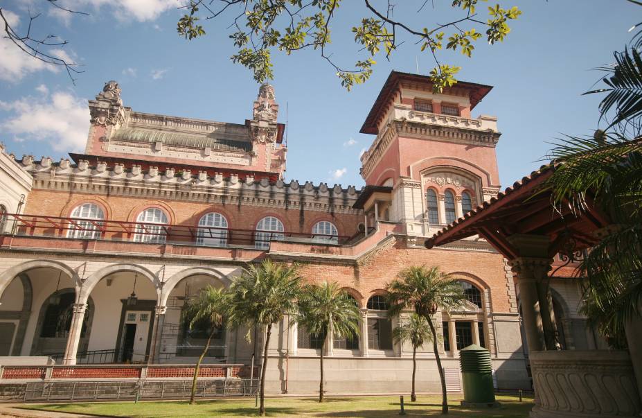 <strong>8. <a href="https://viajeaqui.abril.com.br/estabelecimentos/br-sp-sao-paulo-atracao-catavento" rel="Museu Catavento" target="_self">Museu Catavento</a>, <a href="https://viajeaqui.abril.com.br/cidades/br-sp-sao-paulo" rel="São Paulo" target="_self">São Paulo</a>, <a href="https://viajeaqui.abril.com.br/estados/br-sao-paulo" rel="SP" target="_self">SP</a></strong>                    Não se deixe enganar pelos elementos arquitetônicos que formam o antigo Palácio das Idústrias: a grande proposta do museu é lançar recursos audiovisuais e interativos para explicar conceitos de biologia, física e astronomia. Para aprender de uma forma divertida, longe das tradicionais salas de aula <strong>8. <a href="https://viajeaqui.abril.com.br/estabelecimentos/br-sp-sao-paulo-atracao-catavento" rel="Museu Catavento" target="_self">Museu Catavento</a>, <a href="https://viajeaqui.abril.com.br/cidades/br-sp-sao-paulo" rel="São Paulo" target="_self">São Paulo</a>, <a href="https://viajeaqui.abril.com.br/estados/br-sao-paulo" rel="SP" target="_self">SP</a></strong>                    Não se deixe enganar pelos elementos arquitetônicos que formam o antigo Palácio das Idústrias: a grande proposta do museu é lançar recursos audiovisuais e interativos para explicar conceitos de biologia, física e astronomia. Para aprender de uma forma divertida, longe das tradicionais salas de aula