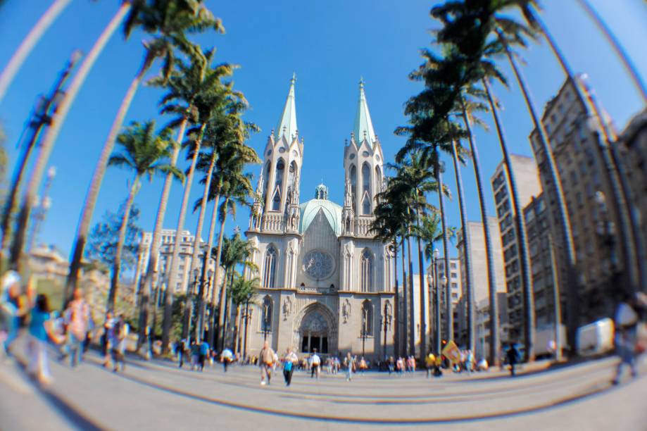 <strong>10. <a href="https://viajeaqui.abril.com.br/estabelecimentos/br-sp-sao-paulo-atracao-catedral-metropolitana-da-se" rel="Catedral da Sé " target="_blank">Catedral da Sé </a></strong>    A catedral mais conhecida de São Paulo impressiona pelos detalhes e pela imponência dos seus elementos em estilo neogótico e o tamanho, acomoda até 8 mil pessoas <strong>10. <a href="https://viajeaqui.abril.com.br/estabelecimentos/br-sp-sao-paulo-atracao-catedral-metropolitana-da-se" rel="Catedral da Sé " target="_blank">Catedral da Sé </a></strong>    A catedral mais conhecida de São Paulo impressiona pelos detalhes e pela imponência dos seus elementos em estilo neogótico e o tamanho, acomoda até 8 mil pessoas