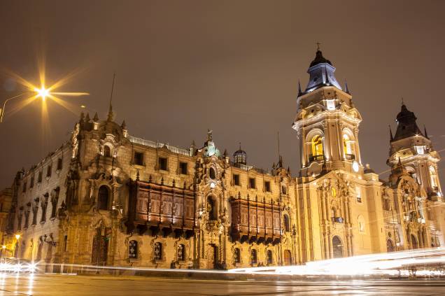 Inaugurada em 1538, a Catedral de Lima foi construída em estilo barroco e é um dos principais cartões postais da capital peruana. Ao longo dos anos, sua fachada foi reconstruída cinco vezes devido aos terremotos que assolavam o país na época. Apesar disso, ela ainda preserva boa parte dos traços de sua arquietetura original. Seu interior é repleto de mosaicos e inclui uma capela de mármore, que guarda os restos mortais do explorador Francisco Pizarro, e um museu com peças religiosas de arte Inaugurada em 1538, a Catedral de Lima foi construída em estilo barroco e é um dos principais cartões postais da capital peruana. Ao longo dos anos, sua fachada foi reconstruída cinco vezes devido aos terremotos que assolavam o país na época. Apesar disso, ela ainda preserva boa parte dos traços de sua arquietetura original. Seu interior é repleto de mosaicos e inclui uma capela de mármore, que guarda os restos mortais do explorador Francisco Pizarro, e um museu com peças religiosas de arte