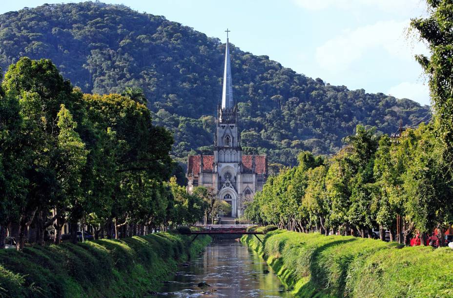 A Catedral de São Pedro de Alcântara, em Petrópolis, guarda em seu interior o Mausoléu Imperial: sobre as lápides de Dom Pedro II, Dona Teresa Cristina, Conde dEu e Princesa Isabel, esculturas em tamanho natural os representam