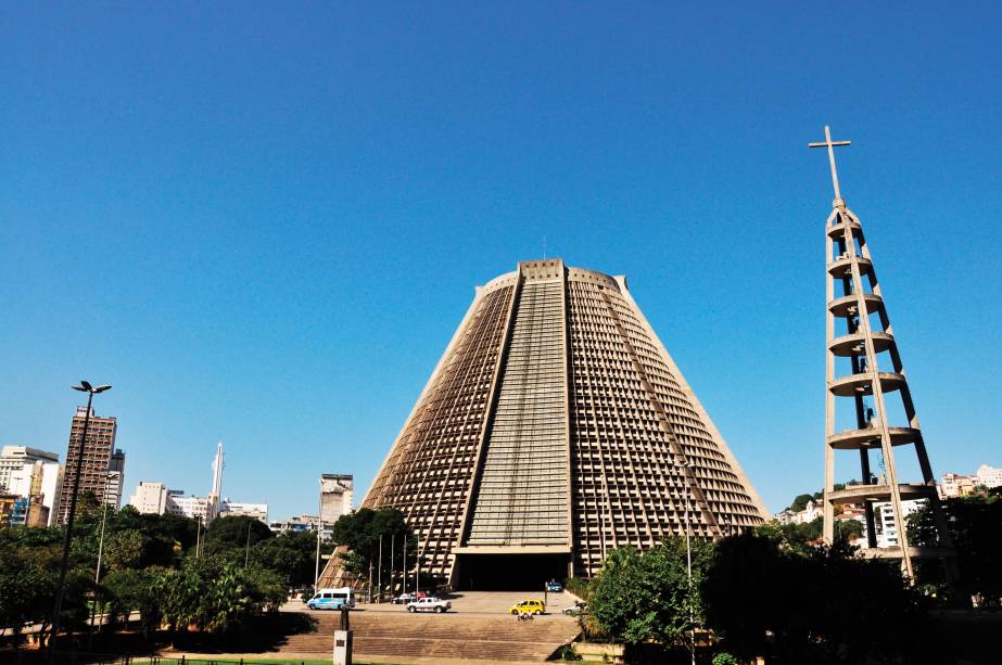 <strong>14. <a href="https://viajeaqui.abril.com.br/estabelecimentos/br-rj-rio-de-janeiro-atracao-catedral-de-sao-sebastiao-do-rio-de-janeiro-metropolitana" rel="CATEDRAL METROPOLITANA DE SÃO SEBASTIÃO" target="_self">CATEDRAL METROPOLITANA DE SÃO SEBASTIÃO</a></strong> (650 metros)            Depois de passar por tantas construções centenárias, o contraponto é esta catedral de formato cônico. Os reluzentes vitrais indicam os pontos cardeais.            <em>Endereço: Avenida República do Chile, 245</em>