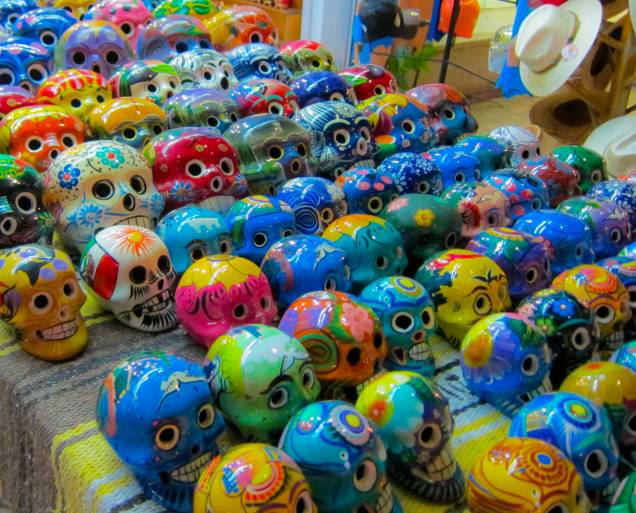Como tudo no México é colorido, a morte não poderia ser diferente. Em comemoração ao Dia dos Mortos, as caveiras mexicanas são cheias de desenhos e formas coloridas e são ótimas para uma decoração descolada Como tudo no México é colorido, a morte não poderia ser diferente. Em comemoração ao Dia dos Mortos, as caveiras mexicanas são cheias de desenhos e formas coloridas e são ótimas para uma decoração descolada