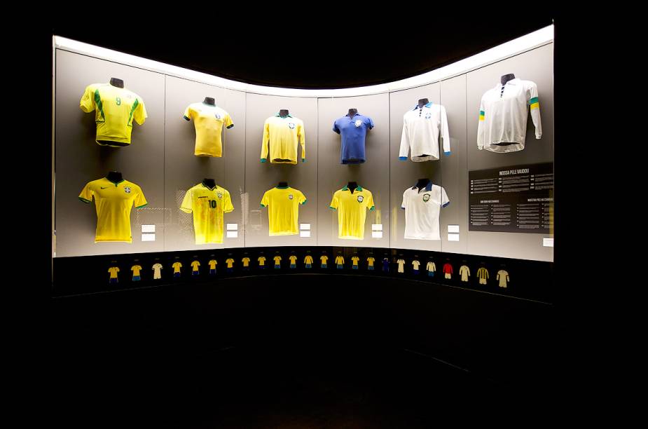 Tome uma ducha e siga para a próxima parada. “Ducha de água fria”, aliás, é um eufemismo que não dá conta da frustração daqueles 7 x 1 na alma do brasileiro. O gol de honra foi marcado pela CBF, que – entre o fiasco em campo e os escândalos de corrupção – inaugurou este museu em 2014. Um consolo para o torcedor, o espaço eterniza nossas glórias com vídeos, uniformes históricos e as cinco taças mundiais. Óculos de realidade virtual colocam você para bater bola com a seleção. <em>Avenida Luís Carlos Prestes, 130 (Barra da Tijuca), 3572-1963, R$ 22</em> Tome uma ducha e siga para a próxima parada. “Ducha de água fria”, aliás, é um eufemismo que não dá conta da frustração daqueles 7 x 1 na alma do brasileiro. O gol de honra foi marcado pela CBF, que – entre o fiasco em campo e os escândalos de corrupção – inaugurou este museu em 2014. Um consolo para o torcedor, o espaço eterniza nossas glórias com vídeos, uniformes históricos e as cinco taças mundiais. Óculos de realidade virtual colocam você para bater bola com a seleção. <em>Avenida Luís Carlos Prestes, 130 (Barra da Tijuca), 3572-1963, R$ 22</em>