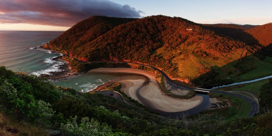 <strong>8.&nbsp;Great Ocean Road, Austr&aacute;lia&nbsp;</strong>Os 243 quil&ocirc;metros que separam Torquay de Warnambool, no sul da Austr&aacute;lia, s&atilde;o unidos pela rodovia B100, que margeia o litoral de Victoria. Curiosamente este n&atilde;o &eacute; o caminho mais curto entre as cidades, mas, com vistas como a dos Doze Ap&oacute;stolos, ningu&eacute;m se preocupa em percorrer algumas milhas a mais