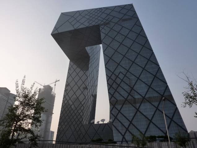 <strong>CCTV, Pequim, China</strong> A sede da estatal de TV da China, a CCTV, é um desafio à gravidade nos céus cinzentos de <a href="https://viajeaqui.abril.com.br/cidades/china-pequim-beijing" rel="Pequim">Pequim</a>. O desenho de Rem Koolhaas -- vencedor do Prêmio Pritzker, o "Nobel" da arquitetura, de 2000 -- foi concretizado pelo escritório de engenharia Arup <strong>CCTV, Pequim, China</strong> A sede da estatal de TV da China, a CCTV, é um desafio à gravidade nos céus cinzentos de <a href="https://viajeaqui.abril.com.br/cidades/china-pequim-beijing" rel="Pequim">Pequim</a>. O desenho de Rem Koolhaas -- vencedor do Prêmio Pritzker, o "Nobel" da arquitetura, de 2000 -- foi concretizado pelo escritório de engenharia Arup
