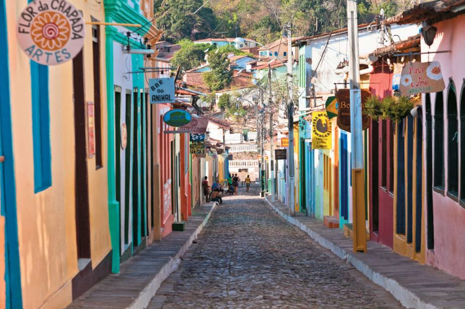 <strong>7. Cidade de Lençóis</strong> A porta de entrada da Chapada fica perto do aeroporto e tem acesso fácil pela BR-242. Diversos passeios pela região partem daqui. Os turistas que fazem passeios durante o dia se concentram à noite nos estabelecimentos das ruas da Baderna, das Pedras e na Praça Horácio Matos. <em><a href="https://www.booking.com/searchresults.pt-br.html?aid=332455&lang=pt-br&sid=eedbe6de09e709d664615ac6f1b39a5d&sb=1&src=searchresults&src_elem=sb&error_url=https%3A%2F%2Fwww.booking.com%2Fsearchresults.pt-br.html%3Faid%3D332455%3Bsid%3Deedbe6de09e709d664615ac6f1b39a5d%3Bclass_interval%3D1%3Bdest_id%3D258312%3Bdest_type%3Dlandmark%3Bdtdisc%3D0%3Bfrom_sf%3D1%3Bgroup_adults%3D2%3Bgroup_children%3D0%3Binac%3D0%3Bindex_postcard%3D0%3Blabel_click%3Dundef%3Bmap%3D1%3Bno_rooms%3D1%3Boffset%3D0%3Bpostcard%3D0%3Braw_dest_type%3Dlandmark%3Broom1%3DA%252CA%3Bsb_price_type%3Dtotal%3Bsearch_selected%3D1%3Bsrc%3Dindex%3Bsrc_elem%3Dsb%3Bss%3DMorro%2520do%2520Pai%2520In%25C3%25A1cio%252C%2520%25E2%2580%258BLen%25C3%25A7%25C3%25B3is%252C%2520%25E2%2580%258BBahia%252C%2520%25E2%2580%258BBrasil%3Bss_all%3D0%3Bss_raw%3DMorro%2520do%2520Pai%2520In%25C3%25A1cio%3Bssb%3Dempty%3Bsshis%3D0%26%3B&ss=Len%C3%A7%C3%B3is%2C+%E2%80%8BBahia%2C+%E2%80%8BBrasil&ssne=Montanha+Pai+in%C3%A1cio&ssne_untouched=Montanha+Pai+in%C3%A1cio&checkin_monthday=&checkin_month=&checkin_year=&checkout_monthday=&checkout_month=&checkout_year=&no_rooms=1&group_adults=2&group_children=0&highlighted_hotels=&from_sf=1&ss_raw=Len%C3%A7%C3%B3is&ac_position=0&ac_langcode=xb&dest_id=-651759&dest_type=city&search_pageview_id=f9b98f58b0d50027&search_selected=true" target="_blank" rel="noopener">Busque hospedagens em Lençóis </a></em>