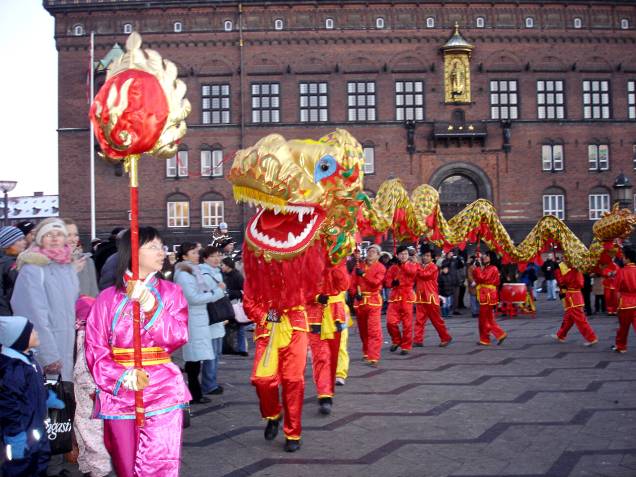 O City Hall Square, em Copenhague, é palco dos desfiles em comemoração ao Ano-Novo Chinês O City Hall Square, em Copenhague, é palco dos desfiles em comemoração ao Ano-Novo Chinês