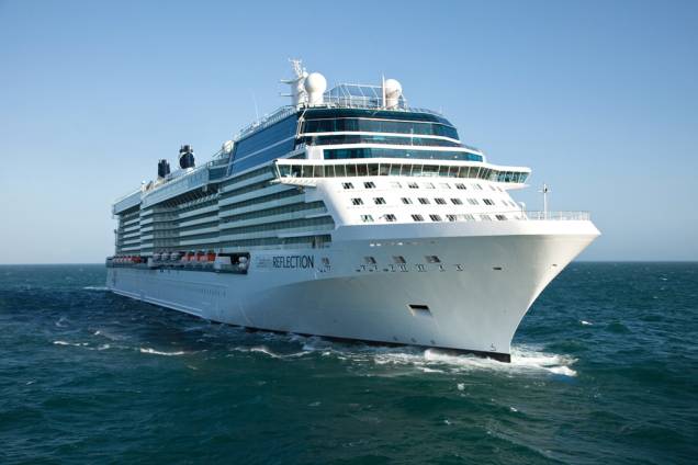 <strong>Celebrity Reflection</strong><br /><strong>Categoria:</strong> família/casais<br /><br />O quinto navio da classe Solstice, da Celebrity Cruises, será inaugurado em outubro de 2012. Semelhante ao Celebrity Silhouette, lançado em 2011, a embarcação terá o espaço The Lawn Club, com cabanas de piquenique e grama natural. O destaque são as acomodações Signature Suites e Reflection Suites. A primeira tem varanda, janelas que vão do chão ao teto e serviço de mordomo em tempo integral. A segunda opção conta com dois quartos, um banheiro com vista para o mar e banheira com chuveiro na varanda. <a href="https://viajeaqui.abril.com.br/materias/pacote-celebrity-reflection-no-caribe-7-noites-1-818-reais" rel="Veja o roteiro e valor do pacote"><strong>Veja o roteiro e valor do pacote</strong></a>. <strong>Celebrity Reflection</strong><br /><strong>Categoria:</strong> família/casais<br /><br />O quinto navio da classe Solstice, da Celebrity Cruises, será inaugurado em outubro de 2012. Semelhante ao Celebrity Silhouette, lançado em 2011, a embarcação terá o espaço The Lawn Club, com cabanas de piquenique e grama natural. O destaque são as acomodações Signature Suites e Reflection Suites. A primeira tem varanda, janelas que vão do chão ao teto e serviço de mordomo em tempo integral. A segunda opção conta com dois quartos, um banheiro com vista para o mar e banheira com chuveiro na varanda. <a href="https://viajeaqui.abril.com.br/materias/pacote-celebrity-reflection-no-caribe-7-noites-1-818-reais" rel="Veja o roteiro e valor do pacote"><strong>Veja o roteiro e valor do pacote</strong></a>.
