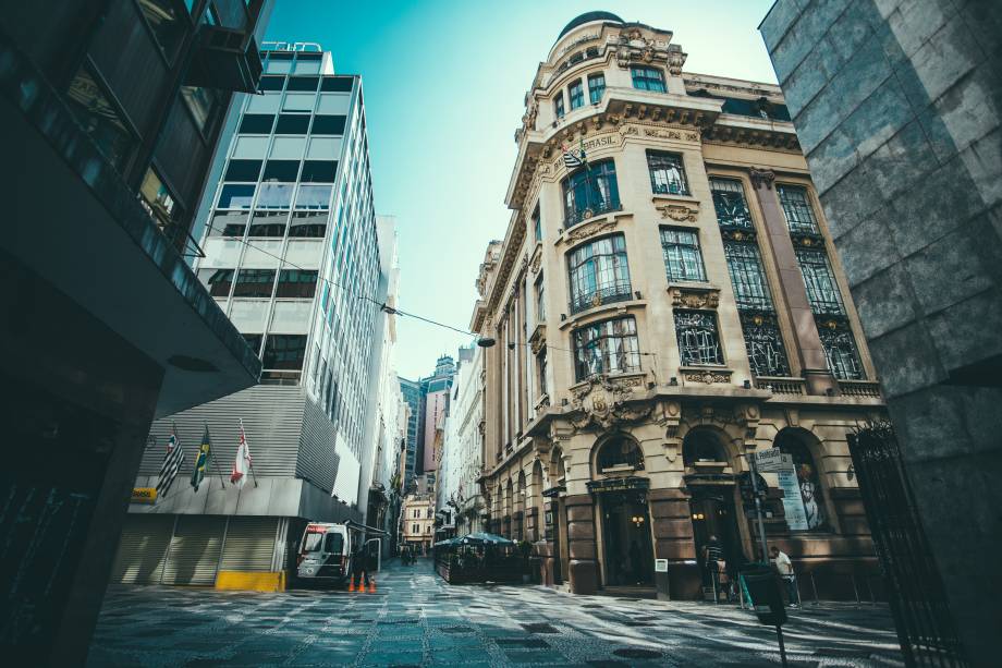 <strong>1. <a href="https://viajeaqui.abril.com.br/estabelecimentos/br-sp-sao-paulo-atracao-centro-cultural-banco-do-brasil" rel="Centro Cultural Banco do Brasil" target="_blank">Centro Cultural Banco do Brasil</a></strong>        Construída em 1901, a antiga sede do Banco é palco de diversas expressões artísticas – como as exposições que costumam ocupar três andares do prédio. Tem teatro, cinema e café com mesas nas calçadas <strong>1. <a href="https://viajeaqui.abril.com.br/estabelecimentos/br-sp-sao-paulo-atracao-centro-cultural-banco-do-brasil" rel="Centro Cultural Banco do Brasil" target="_blank">Centro Cultural Banco do Brasil</a></strong>        Construída em 1901, a antiga sede do Banco é palco de diversas expressões artísticas – como as exposições que costumam ocupar três andares do prédio. Tem teatro, cinema e café com mesas nas calçadas