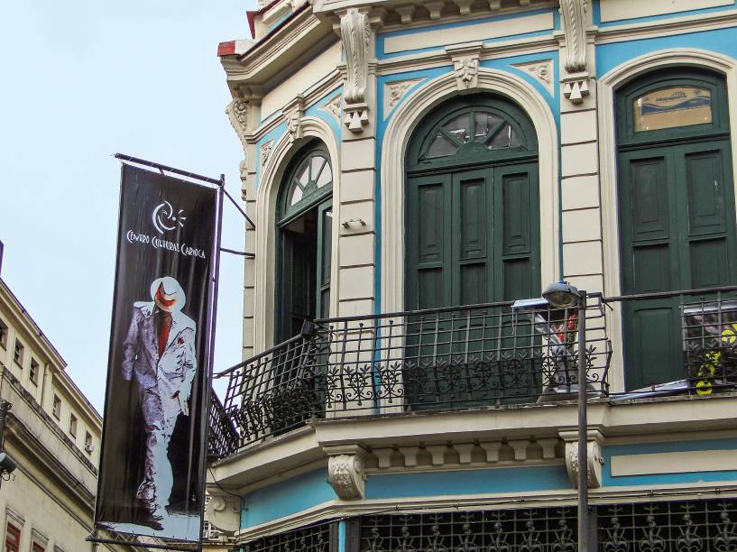 <strong>PARA OUVIR SAMBA</strong> <strong><a href="https://www.facebook.com/centroccarioca/" target="_blank" rel="noopener">Centro Cultural Carioca (CCC)</a> </strong> Na chegada, é preciso subir uma comprida escadaria: o CCC ocupa o segundo piso de um sobrado avarandado, no entorno da Praça Tiradentes (onde ficam dois teatros, o João Caetano e o Carlos Gomes). Endereço de muita história, o imóvel abrigou o Dancing Eldorado, que reuniu nomes da cena cultural do país entre os anos 1930 e 1960, como os músicos Pixinguinha e Jamelão. Pelas grandes janelas que ladeiam o salão é possível espiar a bela arquitetura do Real Gabinete Português de Leitura, concluído em 1887 <em>R.do Teatro, 37 (Centro), (21) 2242-9642</em> <strong>PARA OUVIR SAMBA</strong> <strong><a href="https://www.facebook.com/centroccarioca/" target="_blank" rel="noopener">Centro Cultural Carioca (CCC)</a> </strong> Na chegada, é preciso subir uma comprida escadaria: o CCC ocupa o segundo piso de um sobrado avarandado, no entorno da Praça Tiradentes (onde ficam dois teatros, o João Caetano e o Carlos Gomes). Endereço de muita história, o imóvel abrigou o Dancing Eldorado, que reuniu nomes da cena cultural do país entre os anos 1930 e 1960, como os músicos Pixinguinha e Jamelão. Pelas grandes janelas que ladeiam o salão é possível espiar a bela arquitetura do Real Gabinete Português de Leitura, concluído em 1887 <em>R.do Teatro, 37 (Centro), (21) 2242-9642</em>