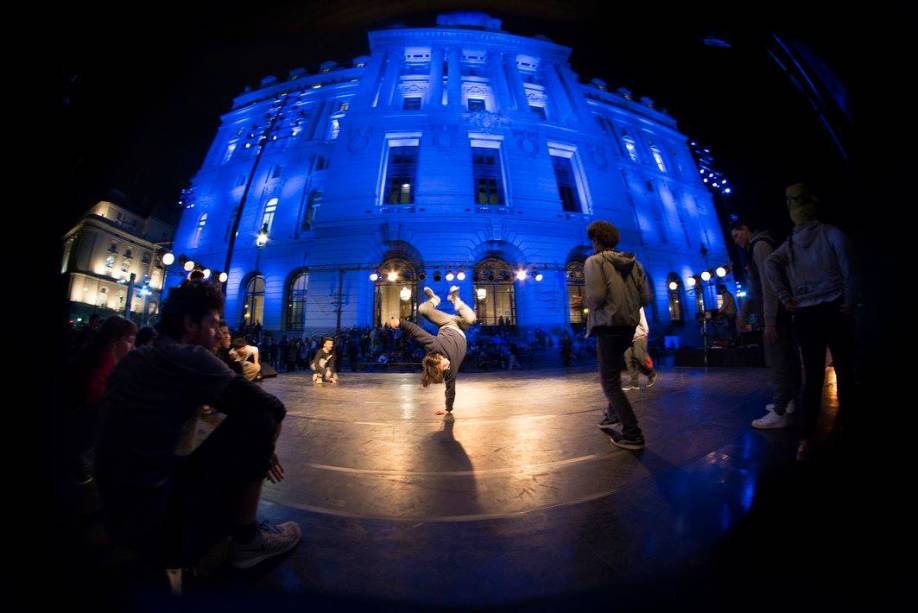 <strong>6. Centro Cultural Kirchner</strong>    O <a href="https://bit.ly/ckirchner" rel="Centro Cultural Kirchner" target="_blank">Centro Cultural Kirchner</a> foi Inaugurado no velho Palácio dos Correios, onde 40 espaços para exposições se espalham por nove pisos. O auge é a La Ballena Azul, sala com concertos para 1 750 pessoas. <em>(Calle Bouchard, 350)</em> <strong>6. Centro Cultural Kirchner</strong>    O <a href="https://bit.ly/ckirchner" rel="Centro Cultural Kirchner" target="_blank">Centro Cultural Kirchner</a> foi Inaugurado no velho Palácio dos Correios, onde 40 espaços para exposições se espalham por nove pisos. O auge é a La Ballena Azul, sala com concertos para 1 750 pessoas. <em>(Calle Bouchard, 350)</em>