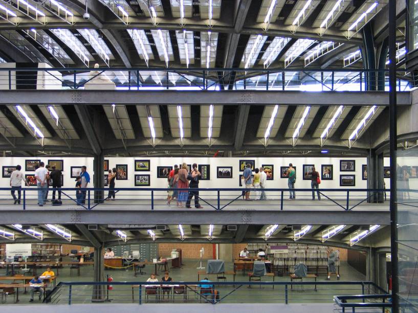 <strong>4. <a href="https://viajeaqui.abril.com.br/estabelecimentos/br-sp-sao-paulo-atracao-centro-cultural-sao-paulo" rel="Centro Cultural São Paulo:" target="_blank">Centro Cultural São Paulo</a></strong>    Seu conjunto de bibliotecas (geral, de arte e em braile), discoteca e gibiteca atrai gente para as mesas de leitura e o jardim. Recebe exposições e, à noite, espetáculos de dança, shows, filmes e peças. Os ingressos não passam de R$ 20 <strong>4. <a href="https://viajeaqui.abril.com.br/estabelecimentos/br-sp-sao-paulo-atracao-centro-cultural-sao-paulo" rel="Centro Cultural São Paulo:" target="_blank">Centro Cultural São Paulo</a></strong>    Seu conjunto de bibliotecas (geral, de arte e em braile), discoteca e gibiteca atrai gente para as mesas de leitura e o jardim. Recebe exposições e, à noite, espetáculos de dança, shows, filmes e peças. Os ingressos não passam de R$ 20