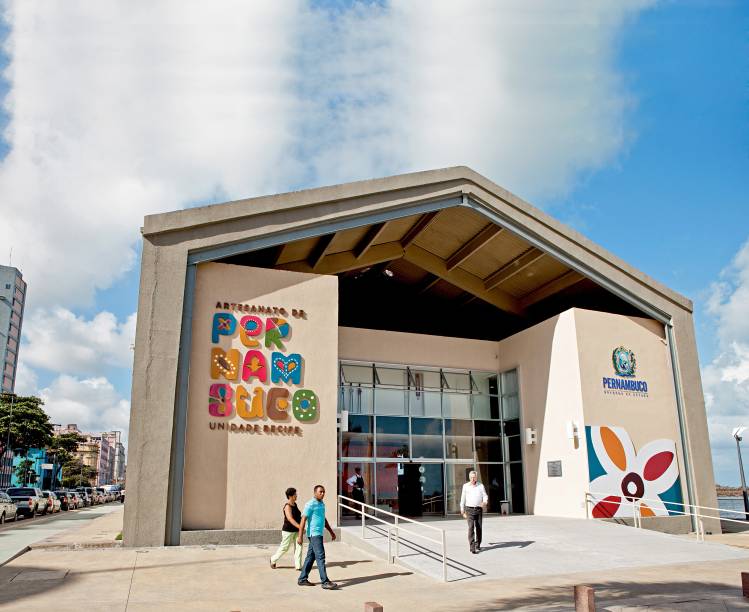 <strong>13. <a href="https://viajeaqui.abril.com.br/estabelecimentos/br-pe-recife-atracao-centro-do-artesanato-de-pernambuco" rel="CENTRO DE ARTESANATO DE PERNAMBUCO" target="_blank">CENTRO DE ARTESANATO DE PERNAMBUCO</a> (400 metros) </strong> Situada na Praça do Marco Zero, a loja surpreende pelo tamanho e estrutura. São mais de 15 mil peças de artesãos pernambucanos. <em>Avenida Alfredo Lisboa, s/nº</em> <strong>13. <a href="https://viajeaqui.abril.com.br/estabelecimentos/br-pe-recife-atracao-centro-do-artesanato-de-pernambuco" rel="CENTRO DE ARTESANATO DE PERNAMBUCO" target="_blank">CENTRO DE ARTESANATO DE PERNAMBUCO</a> (400 metros) </strong> Situada na Praça do Marco Zero, a loja surpreende pelo tamanho e estrutura. São mais de 15 mil peças de artesãos pernambucanos. <em>Avenida Alfredo Lisboa, s/nº</em>