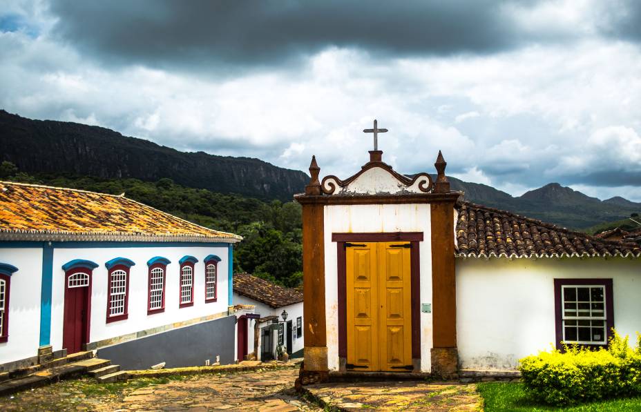 Dentre as atrações do Centro Histórico de Tiradentes, está o <a href="https://www.museudaliturgia.com.br/" target="_blank" rel="noopener"><strong>Museu da Liturgia</strong></a> (à esquerda, na foto) e pequeno oratório (à direita)