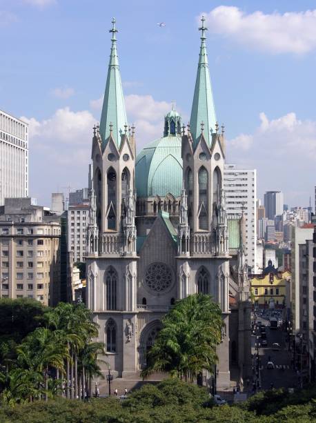 <a href="https://viajeaqui.abril.com.br/estabelecimentos/br-sp-sao-paulo-atracao-catedral-metropolitana-se" rel="Catedral da Sé"><strong>Catedral da Sé</strong></a><br />    Um dos cinco maiores templos neogóticos do mundo, a catedral é enorme: tem 111 metros de comprimento, 46 metros de largura, 92 metros de altura e ocupa um quarteirão inteiro. Do lado de dentro, os dois mosaicos laterais têm estilo bizantino, e há elementos brasileiros como o tucano e o tatu esculpidos no topo das colunas. Visite a cripta (R$ 5, todos os dias), uma capela subterrânea onde estão enterrados alguns personagens da história de São Paulo, como o cacique Tibiriçá. Na Praça da Sé, em frente, fica o Marco Zero da cidade.