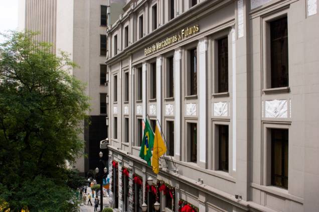 <strong>Bolsa de Valores de São Paulo</strong><br /> O prédio de estilo neoclássico tardio remonta à década de 1940 e foi adquirido pela Bovespa em 1986. Por dentro, as escadas são feitas de mármore italiano, e o prédio está recheado de obras de arte e móveis clássicos. A Bolsa de Mercados e Futuros Bovespa é aberta a visitas de segunda a sábado, das 10h às 17h, e a atendimento a grupos agendados de mais de 20 pessoas. Os visitantes têm acesso ao Cinema 3D, ao Centro de Memória, à boutique e ao Café da Bolsa. <strong>Bolsa de Valores de São Paulo</strong><br /> O prédio de estilo neoclássico tardio remonta à década de 1940 e foi adquirido pela Bovespa em 1986. Por dentro, as escadas são feitas de mármore italiano, e o prédio está recheado de obras de arte e móveis clássicos. A Bolsa de Mercados e Futuros Bovespa é aberta a visitas de segunda a sábado, das 10h às 17h, e a atendimento a grupos agendados de mais de 20 pessoas. Os visitantes têm acesso ao Cinema 3D, ao Centro de Memória, à boutique e ao Café da Bolsa.