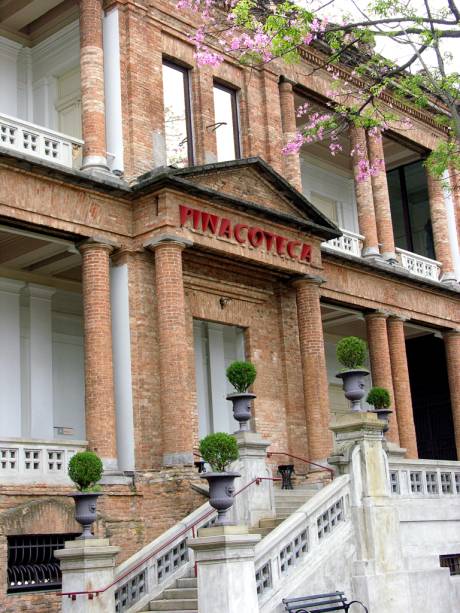 <strong>2. <a href="https://viajeaqui.abril.com.br/estabelecimentos/br-sp-sao-paulo-atracao-pinacoteca-do-estado" rel="Pinacoteca e Estação Pinacoteca, em São Paulo" target="_blank">Pinacoteca e Estação Pinacoteca, em São Paulo</a></strong>Em um prédio de 1900, a Pinacoteca é o museu mais antigo de São Paulo (foi fundada em 1905) e possui um grande acervo de arte brasileira. Por lá, o esquema é dois museus por um, já que o visitante também tem acesso à Estação Pinacoteca, localizada no prédio do antigo DOPS (Departamento de Ordem Política e Social), com exposições de arte contemporânea.<strong>Grátis: aos sábados</strong>Você economiza: R$ 6Endereço: Pinacoteca - Praça da Luz, 2, Luz, São PauloEndereço: Estação Pinacoteca - Largo General Osório, 66, Santa Ifigênia, São Paulo <strong>2. <a href="https://viajeaqui.abril.com.br/estabelecimentos/br-sp-sao-paulo-atracao-pinacoteca-do-estado" rel="Pinacoteca e Estação Pinacoteca, em São Paulo" target="_blank">Pinacoteca e Estação Pinacoteca, em São Paulo</a></strong>Em um prédio de 1900, a Pinacoteca é o museu mais antigo de São Paulo (foi fundada em 1905) e possui um grande acervo de arte brasileira. Por lá, o esquema é dois museus por um, já que o visitante também tem acesso à Estação Pinacoteca, localizada no prédio do antigo DOPS (Departamento de Ordem Política e Social), com exposições de arte contemporânea.<strong>Grátis: aos sábados</strong>Você economiza: R$ 6Endereço: Pinacoteca - Praça da Luz, 2, Luz, São PauloEndereço: Estação Pinacoteca - Largo General Osório, 66, Santa Ifigênia, São Paulo