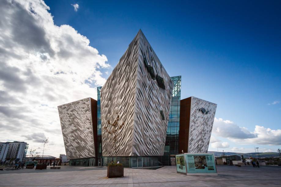 Na capital Belfast, uma das grandes pedidas é visitar o Titanic Belfast, museu aberto em 2012. Dedicado a um dos mais emblemáticos navios da história, ele mostra em detalhes o processo de construção e conta mais sobre o triste naufrágio, ocorrido em 1912 após um choque com um iceberg, que deixou mais de 1500 mortos Na capital Belfast, uma das grandes pedidas é visitar o Titanic Belfast, museu aberto em 2012. Dedicado a um dos mais emblemáticos navios da história, ele mostra em detalhes o processo de construção e conta mais sobre o triste naufrágio, ocorrido em 1912 após um choque com um iceberg, que deixou mais de 1500 mortos