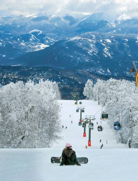 <strong><a href="https://viajeaqui.abril.com.br/cidades/ar-chapelco" rel="Chapelco" target="_blank">Chapelco</a>, <a href="https://viajeaqui.abril.com.br/paises/argentina" rel="Argentina" target="_blank">Argentina</a></strong>                Às margens do azul Lago Lácar, Chapelco conta com metade de suas pistas dedicas somente ao nível avançado. Apesar disso, é um local muito estruturado, bom para jovens e crianças. Para os adultos, o clima europeu e alpino agrada deveras