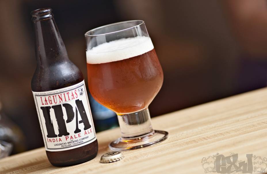 <strong>6. Imergir numa cultura</strong> Chamar as cervejarias regionais americanas de "artesanais" é quase eufemismo, já que o segmento detém bons 10% de todo o mercado de cervas dos EUA. Mas a cultura do amadorismo, do "fazer o que se gosta", sobrevive. Está no gerente barriga-de-cerveja da Third Street, em Santa Rosa. Nos funcionários da Lagunitas (foto), em Petaluma, que tomam umas durante o expediente. Nos rótulos das garrafas com nomes do tipo Naughty Sauce (Molho Safado, da Noble), Arrogant Bastard (Arrogante FDP, da Stone), Just the Tip (Só a Cabeça, da Sick’n’Twisted). E em slogans como os dos caminhões da Lagunitas: "Beer speaks, people mumble" ("Quando a cerveja fala, as pessoas balbuciam"). <strong>6. Imergir numa cultura</strong> Chamar as cervejarias regionais americanas de "artesanais" é quase eufemismo, já que o segmento detém bons 10% de todo o mercado de cervas dos EUA. Mas a cultura do amadorismo, do "fazer o que se gosta", sobrevive. Está no gerente barriga-de-cerveja da Third Street, em Santa Rosa. Nos funcionários da Lagunitas (foto), em Petaluma, que tomam umas durante o expediente. Nos rótulos das garrafas com nomes do tipo Naughty Sauce (Molho Safado, da Noble), Arrogant Bastard (Arrogante FDP, da Stone), Just the Tip (Só a Cabeça, da Sick’n’Twisted). E em slogans como os dos caminhões da Lagunitas: "Beer speaks, people mumble" ("Quando a cerveja fala, as pessoas balbuciam").