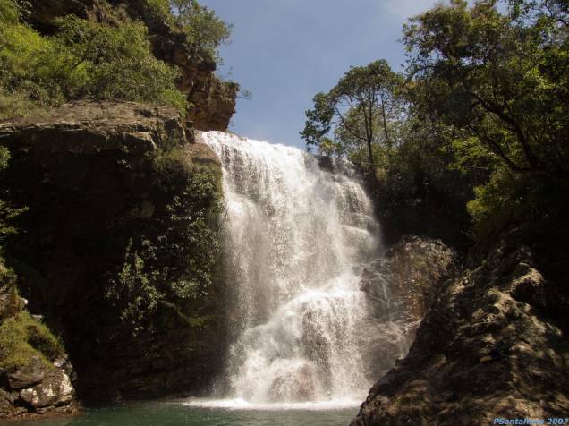 <strong><a href="https://viajeaqui.abril.com.br/estabelecimentos/br-df-brasilia-atracao-chapada-imperial" rel="Chapada Imperial" target="_blank">Chapada Imperial</a> - <a href="https://viajeaqui.abril.com.br/cidades/br-df-brasilia" rel="Brasília" target="_blank">Brasília</a>, DF</strong><br /><br />A chapada mais próxima de Brasília é a dos Veadeiros, em Goiás, correto? Nada disso, no máximo constitui-se na mais conhecida. Ponto culminante do Distrito Federal, com 1 342 metros, a pouco famosa Chapada Imperial está inserida numa área de proteção ambiental de 4 800 hectares. O Cerrado apresenta-se em sua forma mais pura, acompanhado de 33 cachoeiras e muitos poços para banho. Gelados, diga-se de passagem.<br /><br />Monitores conduzem os visitantes pelas três principais trilhas da área, de diferentes distâncias, classificadas como curta (1 km), média (3 km) ou longa (4 km). Cachoeiras e poços para banho são garantia em qualquer trilha. Quem optar pelas duas mais longas, um mirante com uma baita vista indica o fim da jornada. Para alegria dos caminhantes que enfrentaram uma subidinha considerável, o retorno até a sede é feito em um pau-de-arara.<br /><br />Famintos após a caminhada, a energia é reposta com uma vigorosa galinhada. Além das trilhas, arvorismo e tirolesa também estão no menu de opções da Chapada Imperial. As trilhas custam entre R$ 60 e R$ 80, com almoço incluso. Leve dinheiro ou cheque, cartões não são aceitos.<br /><br />Onde fica: Setor de Chácaras, 1Sul, Brazlândia (acesso pelas DF-001 e DF-220, a partir de Sobradinho)<br />Tel. (61) 9965-2461Horário de funcionamento: Sábado e domingo das 9h às 17h30 (agendar). A saída para as trilhas ocorre às 10 horas.<br />Distância do Centro: 38 km, sendo os últimos 16 km em estrada de terra. <strong><a href="https://viajeaqui.abril.com.br/estabelecimentos/br-df-brasilia-atracao-chapada-imperial" rel="Chapada Imperial" target="_blank">Chapada Imperial</a> - <a href="https://viajeaqui.abril.com.br/cidades/br-df-brasilia" rel="Brasília" target="_blank">Brasília</a>, DF</strong><br /><br />A chapada mais próxima de Brasília é a dos Veadeiros, em Goiás, correto? Nada disso, no máximo constitui-se na mais conhecida. Ponto culminante do Distrito Federal, com 1 342 metros, a pouco famosa Chapada Imperial está inserida numa área de proteção ambiental de 4 800 hectares. O Cerrado apresenta-se em sua forma mais pura, acompanhado de 33 cachoeiras e muitos poços para banho. Gelados, diga-se de passagem.<br /><br />Monitores conduzem os visitantes pelas três principais trilhas da área, de diferentes distâncias, classificadas como curta (1 km), média (3 km) ou longa (4 km). Cachoeiras e poços para banho são garantia em qualquer trilha. Quem optar pelas duas mais longas, um mirante com uma baita vista indica o fim da jornada. Para alegria dos caminhantes que enfrentaram uma subidinha considerável, o retorno até a sede é feito em um pau-de-arara.<br /><br />Famintos após a caminhada, a energia é reposta com uma vigorosa galinhada. Além das trilhas, arvorismo e tirolesa também estão no menu de opções da Chapada Imperial. As trilhas custam entre R$ 60 e R$ 80, com almoço incluso. Leve dinheiro ou cheque, cartões não são aceitos.<br /><br />Onde fica: Setor de Chácaras, 1Sul, Brazlândia (acesso pelas DF-001 e DF-220, a partir de Sobradinho)<br />Tel. (61) 9965-2461Horário de funcionamento: Sábado e domingo das 9h às 17h30 (agendar). A saída para as trilhas ocorre às 10 horas.<br />Distância do Centro: 38 km, sendo os últimos 16 km em estrada de terra.