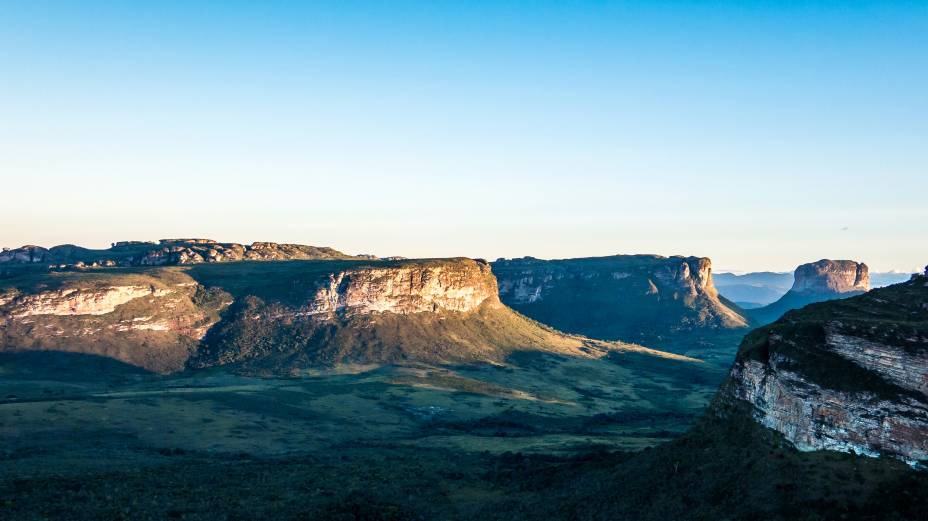 <strong>1. Morro do Pai Inácio (Lençóis)</strong> O Morro é o principal cartão postal da Chapada Diamantina. Para subir até o cume bastam 20 minutos de caminhada, 300 metros íngremes a partir do estacionamento. Do alto do morro é possível ver a Chapada até cansar a vista. Deixe a subida para o fim da tarde, para curtir o pôr do sol (é permitida entrada até 17h).<a href="https://www.booking.com/searchresults.pt-br.html?aid=332455&lang=pt-br&sid=eedbe6de09e709d664615ac6f1b39a5d&sb=1&src=index&src_elem=sb&error_url=https%3A%2F%2Fwww.booking.com%2Findex.pt-br.html%3Faid%3D332455%3Bsid%3Deedbe6de09e709d664615ac6f1b39a5d%3Bsb_price_type%3Dtotal%26%3B&ss=Morro+do+Pai+In%C3%A1cio%2C+%E2%80%8BLen%C3%A7%C3%B3is%2C+%E2%80%8BBahia%2C+%E2%80%8BBrasil&checkin_monthday=&checkin_month=&checkin_year=&checkout_monthday=&checkout_month=&checkout_year=&no_rooms=1&group_adults=2&group_children=0&from_sf=1&ss_raw=Morro+do+Pai+In%C3%A1cio&ac_position=0&ac_langcode=pt&dest_id=258312&dest_type=landmark&search_pageview_id=e4dc8f5216ad00ee&search_selected=true&search_pageview_id=e4dc8f5216ad00ee&ac_suggestion_list_length=1&ac_suggestion_theme_list_length=0&district_sel=0&airport_sel=0&landmark_sel=1&map=1#map_opened" target="_blank" rel="noopener"><em>Busque hospedagens no Morro do Pai Inácio </em></a>