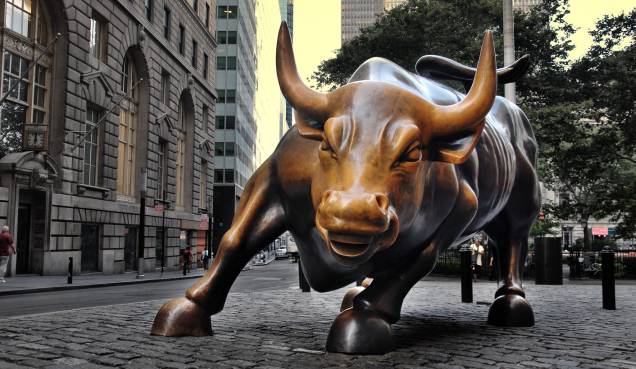 <strong><a href="https://viajeaqui.abril.com.br/estabelecimentos/estados-unidos-nova-york-atracao-wall-street" rel="Wall Street" target="_blank">Wall Street</a>, <a href="https://viajeaqui.abril.com.br/cidades/estados-unidos-nova-york" rel="Nova York" target="_blank">Nova York</a></strong>Quando se pensa em dinheiro, se pensa em Wall Street. A rua é o caminho por onde o dinheiro escorre. É a menina dos olhos dos milionários e o símbolo do mercado financeiro mundial, principalmente por conta da <a href="https://viajeaqui.abril.com.br/estabelecimentos/estados-unidos-nova-york-atracao-nyse" rel="Bolsa de Valores de Nova York" target="_blank">Bolsa de Valores de Nova York</a> – a mais importante no planeta. O seu símbolo e cartão postal é o Charging Bull, um gigante touro de bronze que representa o poder econômico da região. Acredita-se que tocar nos chifres, no focinho e nos testículos da estátua traz dinheiro, por isso muitos turistas protagonizam cenas engraçadas na traseira do monumento! <strong><a href="https://viajeaqui.abril.com.br/estabelecimentos/estados-unidos-nova-york-atracao-wall-street" rel="Wall Street" target="_blank">Wall Street</a>, <a href="https://viajeaqui.abril.com.br/cidades/estados-unidos-nova-york" rel="Nova York" target="_blank">Nova York</a></strong>Quando se pensa em dinheiro, se pensa em Wall Street. A rua é o caminho por onde o dinheiro escorre. É a menina dos olhos dos milionários e o símbolo do mercado financeiro mundial, principalmente por conta da <a href="https://viajeaqui.abril.com.br/estabelecimentos/estados-unidos-nova-york-atracao-nyse" rel="Bolsa de Valores de Nova York" target="_blank">Bolsa de Valores de Nova York</a> – a mais importante no planeta. O seu símbolo e cartão postal é o Charging Bull, um gigante touro de bronze que representa o poder econômico da região. Acredita-se que tocar nos chifres, no focinho e nos testículos da estátua traz dinheiro, por isso muitos turistas protagonizam cenas engraçadas na traseira do monumento!
