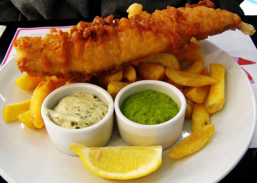 <strong>Fish and Chips, <a href="https://viajeaqui.abril.com.br/paises/reino-unido" rel="Reino Unido" target="_blank">Reino Unido</a></strong><br />  O prato inglês mais conhecido do mundo é uma combinação simples, barata e substanciosa. Bem feito (o que nem sempre é o caso), o filé de peixe empanado (idealmente de bacalhau) e as batatas fritas crocantes são um lanche rápido e saboroso. Ele é facilmente encontrado em restaurantes e quiosques de todo o Reino Unido e de alguns de seus antigos domínios, como <a href="https://viajeaqui.abril.com.br/paises/irlanda" rel="Irlanda " target="_blank">Irlanda </a>e <a href="https://viajeaqui.abril.com.br/paises/australia" rel="Austrália" target="_blank">Austrália</a>. Suas origens são incertas, mas as primeiras menções ao prato remontam ao século 19