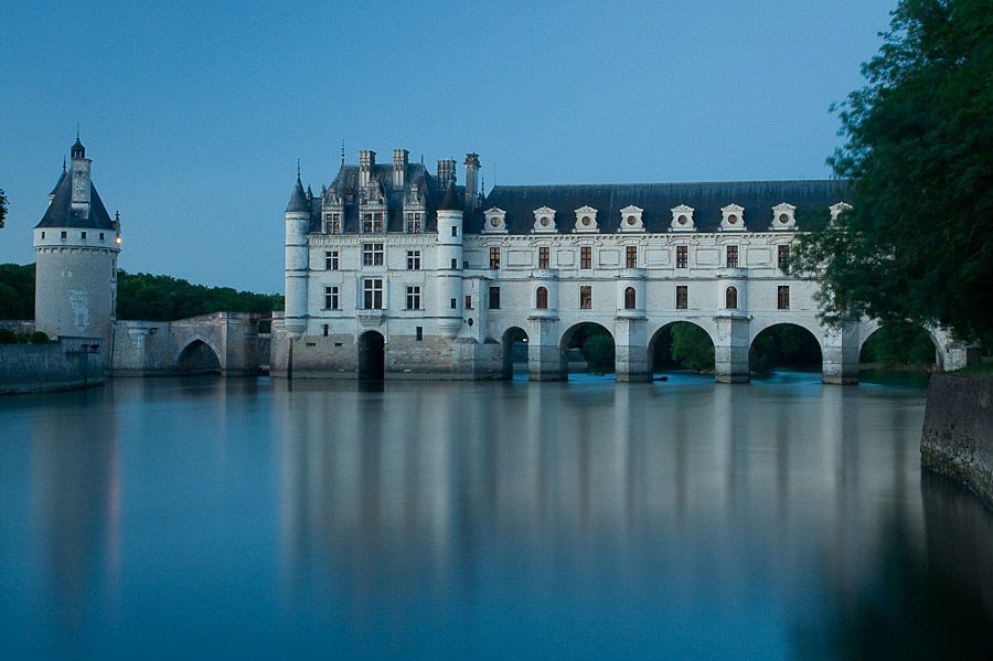 O castelo de Chenonceau possui uma galeria dupla sobre o rio Cher, no Vale do Loire O castelo de Chenonceau possui uma galeria dupla sobre o rio Cher, no Vale do Loire