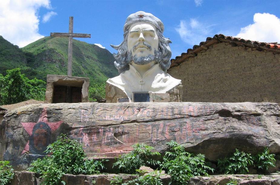 <strong>Rota do Che (Bolívia)</strong>        Criada em 2007 pelo governo boliviano, a "Ruta del Che" leva o visitante aos últimos lugares onde esteve o guerrilheiro Ernesto Che Guevara antes de seu grupo ser emboscado pelo exército boliviano, no cânion de Quebrado del Yuro, em 1967. A "rota" começa na cidade de Vallegrande (seis horas de Santa Cruz de la Sierra) e passa, entre outros, pelo hospital Señor de Malta, onde o corpo do guerrilheiro foi exposto após fuzilamento, refaz o caminho que Che passou ao ser ferido e aprisionado, incluindo Quebrado del Yuro, e a escola onde foi fuzilado