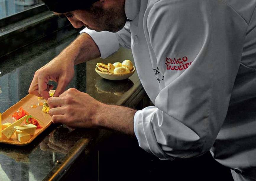 Chef do Angatu capricha na preparação do prato Chef do Angatu capricha na preparação do prato