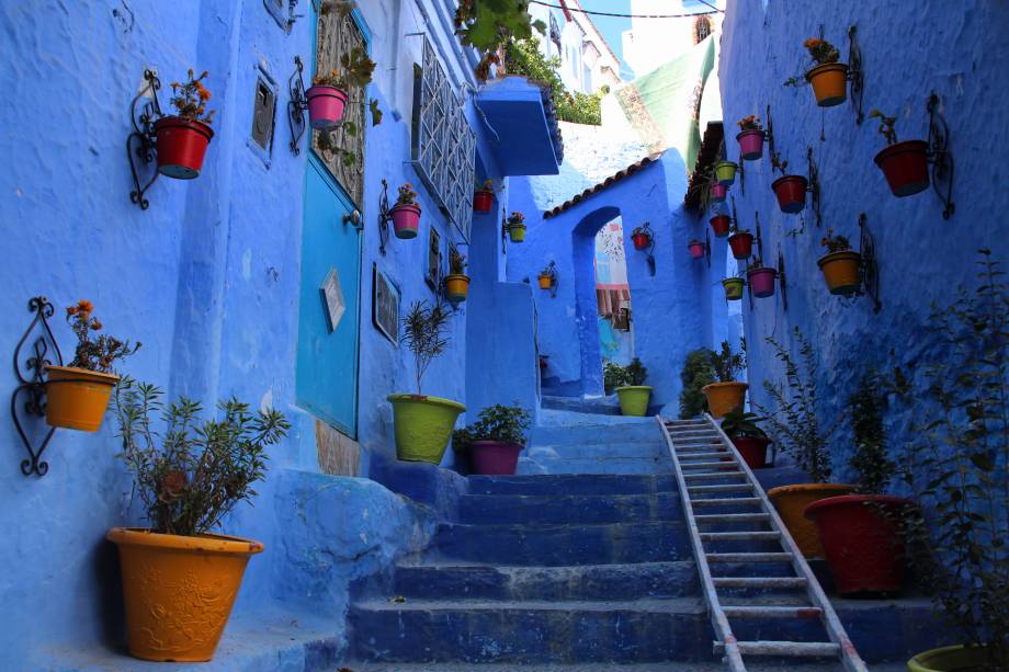 <strong>4. Chefchaouen, Marrocos </strong>É uma paisagem arquitetônica típica da mistureba de referências árabes, espanholas e judaicas – um emaranhado de ruelas estreitas, às vezes formando passagens sob arcos, às vezes desembocando em escadas ou pequenos pátios. Mas Chefchaouen, no norte do Marrocos, tem o bônus de exibir um Centro Antigo com paredes, portas, janelas e, em certos trechos, até o chão em diferentes tons de azul