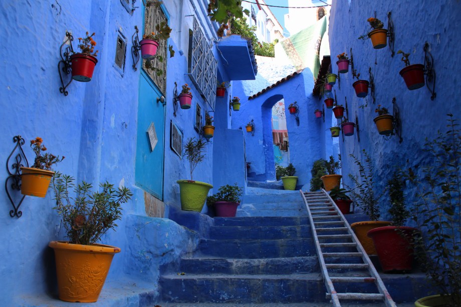 Chefchaouen, no norte do Marrocos, tem uma paisagem arquitetônica típica da mistureba de referências árabes, espanholas e judaicas – um emaranhado de ruelas estreitas, às vezes formando passagens sob arcos, às vezes desembocando em escadas ou pequenos pátios. E para deixar tudo mais charmoso, o Centro Antigo da cidade tem paredes, portas, janelas e, em certos trechos, até o chão pintados em diferentes tons de azul