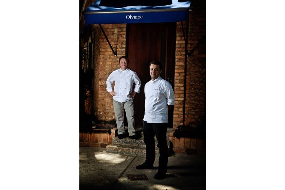 Chef francês Claude Troisgros (ao fundo) e seu filho Thomas, em frente ao restaurante Olympe, no Rio de Janeiro