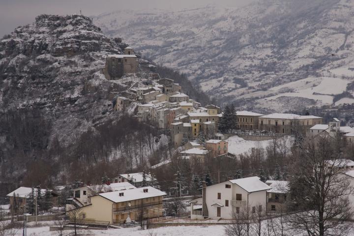 <strong>Chietti </strong>    Na região montanhosa dos Abruzzi, Chietti foi edificada no alto de uma montanha, em um cenário quase irreal. Cidades de difícil acesso, que no passado facilitavam sua defesa, também proporcionaram o isolamente necessário para que certos costumes se mantivessem quase imutáveis mesmo nos dias de hoje.