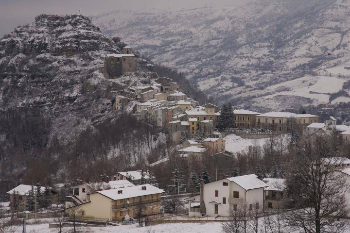 <strong>Chietti </strong>    Na regi&atilde;o montanhosa dos Abruzzi, Chietti foi edificada no alto de uma montanha, em um cen&aacute;rio quase irreal. Cidades de dif&iacute;cil acesso, que no passado facilitavam sua defesa, tamb&eacute;m proporcionaram o isolamente necess&aacute;rio para que certos costumes se mantivessem quase imut&aacute;veis mesmo nos dias de hoje.