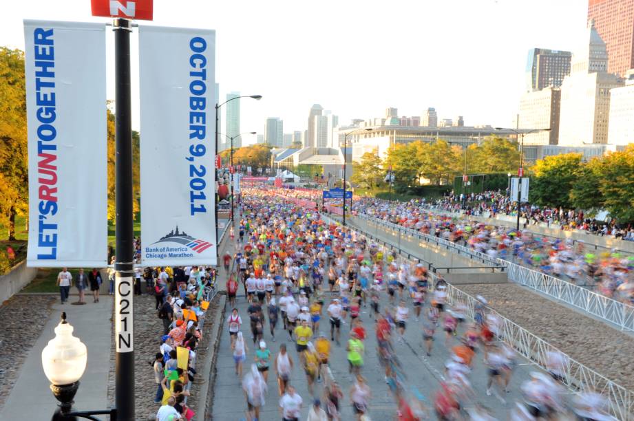 <a href="https://www.chicagomarathon.com" rel="Maratona de Chicago" target="_blank"><strong>Maratona de Chicago</strong></a> <strong>– 7 de outubro de 2012 – Chicago, Illinois</strong> <br /> A cidade dos ventos recebe uma das mais famosas corridas de rua do mundo: a <strong>Maratona de Chicago</strong>. O percurso é quase todo plano, e a corrida tem o rótulo de ouro da <strong>Associação Internacional de Federações de Atletismo</strong> (International Association Of Athletics Federation – IAAF) – organização que regulamenta as maratonas. Ela é tão prestigiada que as inscrições para a edição de 2012 já se encerraram. A corrida margeia o <strong>Lago Michigan</strong>, passa por Chinatown, a Vila Universitária e muitos outros pontos importantes de Chicago. O público é grande nos 42 quilômetros de maratona, e DJs agitam as passadas dos 45 mil inscritos durante boa parte do percurso. Para curtir um passeio tipicamente americano, assista a um jogo do <strong>Bears</strong>, time de futebol americano de Chicago, em seu <strong>Soldier Field</strong>. O beisebol tem dois times na cidade: o <strong>Cubs</strong> – que joga no <strong>Wringler Field</strong> – e o <strong>White Sox</strong> – que manda seus jogos no <strong>U.S. Cellular Field</strong>. Fique atento para a corrida do ano que vem, pois as inscrições acabam com meses antecedência. O site da <a href="https://www.chicagomarathon.com" rel="Maratona de Chicago" target="_blank">Maratona de Chicago</a> traz as informações completas. <a href="https://www.chicagomarathon.com" rel="Maratona de Chicago" target="_blank"><strong>Maratona de Chicago</strong></a> <strong>– 7 de outubro de 2012 – Chicago, Illinois</strong> <br /> A cidade dos ventos recebe uma das mais famosas corridas de rua do mundo: a <strong>Maratona de Chicago</strong>. O percurso é quase todo plano, e a corrida tem o rótulo de ouro da <strong>Associação Internacional de Federações de Atletismo</strong> (International Association Of Athletics Federation – IAAF) – organização que regulamenta as maratonas. Ela é tão prestigiada que as inscrições para a edição de 2012 já se encerraram. A corrida margeia o <strong>Lago Michigan</strong>, passa por Chinatown, a Vila Universitária e muitos outros pontos importantes de Chicago. O público é grande nos 42 quilômetros de maratona, e DJs agitam as passadas dos 45 mil inscritos durante boa parte do percurso. Para curtir um passeio tipicamente americano, assista a um jogo do <strong>Bears</strong>, time de futebol americano de Chicago, em seu <strong>Soldier Field</strong>. O beisebol tem dois times na cidade: o <strong>Cubs</strong> – que joga no <strong>Wringler Field</strong> – e o <strong>White Sox</strong> – que manda seus jogos no <strong>U.S. Cellular Field</strong>. Fique atento para a corrida do ano que vem, pois as inscrições acabam com meses antecedência. O site da <a href="https://www.chicagomarathon.com" rel="Maratona de Chicago" target="_blank">Maratona de Chicago</a> traz as informações completas.
