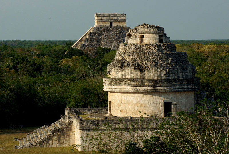 <strong>Chichén Itzá</strong>

O Observatório e a Pirâmide de Kukulcán (ao fundo), duas das construções mais representativas de Chichén Itzá: os maias estudaram detenidamente as estrelas, mapearam constelações e, por meio da observação de astros, buscavam antecipar ciclos naturais. Em tributo aos deuses, os governantes derramavam sangue perfurando a própria língua e o órgão genital – uma das provas de que estavam dispostos a sacrificar-se em benefício de seu povo