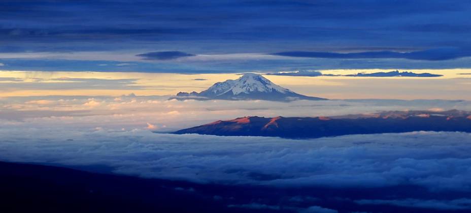 <strong>Vulcão Chimborazo, Equador</strong>Do alto de seus 6.267 metros de altitude, o vulcão Chimborazo, perto de Riobamba, é o pico mais alto dos Andes equatoriais. Domina uma região com vasta oferta de turismo de aventura no <strong><a href="https://viajeaqui.abril.com.br/paises/equador" rel="Equador" target="_blank">Equador</a></strong>, envolta pelo Parque Nacional Sangay, declarado Patrimônio da Humanidade pela Unesco desde 1983, único a ostentar o título no país ao lado do Parque Nacional <a href="https://viajeaqui.abril.com.br/cidades/equador-galapagos" rel="Galápagos" target="_blank">Galápagos</a>. A imponência desse mítico vulcão, considerado extinto, inspirou o libertador Simón Bolívar a escrever a poesia "<em>Mi Delirio sobre el Chimborazo</em>"