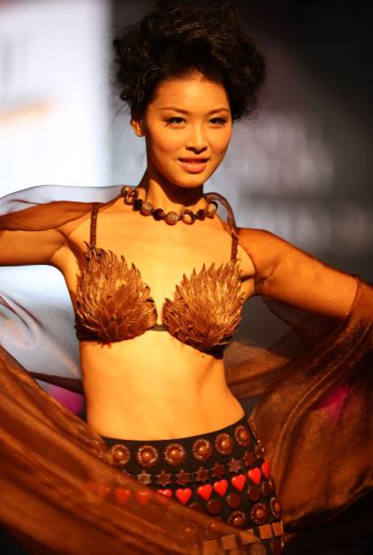 <strong>Salon du Chocolat - Xangai, China</strong><br />  <br />  Donos de uma gastronomia c&eacute;lebre por seus longos e coloridos banquetes (e providenciais caixinhas trazidas pelo motoboy), os chineses de hoje est&atilde;o descobrindo novos sabores. Com a gradual abertura econ&ocirc;mica e a melhora na renda geral, o que antes era considerado iguaria agora est&aacute; ao alcance de grande parcela da popula&ccedil;&atilde;o. Chocolates, inclusive.    Xangai &eacute; um retrato latente deste novo modo de vida, com uma arquitetura vanguardista (mas n&atilde;o exatamente bela) e a aflu&ecirc;ncia de migrantes de todo o pa&iacute;s. De olho neste mercado o <strong><em>Salon du Chocolat</em></strong> organizar&aacute; aqui seu terceiro evento na <a href="https://viajeaqui.abril.com.br/paises/china" rel="China" target="_blank">China</a>. Os n&uacute;meros ainda s&atilde;o t&iacute;midos para os padr&otilde;es locais, mas j&aacute; s&atilde;o uma mostra do potencial choc&oacute;latra dos chineses: 65 expositores, 12 mil visitantes e 3 mil metros quadrados de espa&ccedil;o expositivo.    <strong>Quando</strong>: sem data definida    <strong>Onde</strong>: Shangai Exibition Center    <strong>Informa&ccedil;&otilde;es</strong>: <a href="https://shanghai.salon-du-chocolat.com" rel="shanghai.salon-du-chocolat.com" target="_blank">shanghai.salon-du-chocolat.com</a>