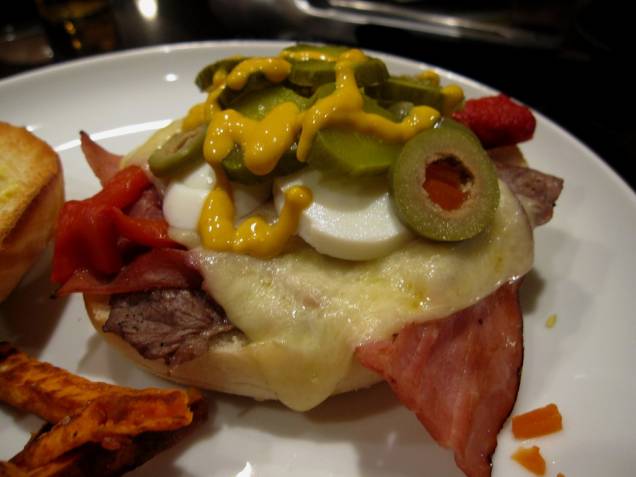 Chivito é um clássico de Montevidéu: sanduíche com filé mignon, queijo, bacon, ovo cozido, azeitonas e temperos Chivito é um clássico de Montevidéu: sanduíche com filé mignon, queijo, bacon, ovo cozido, azeitonas e temperos