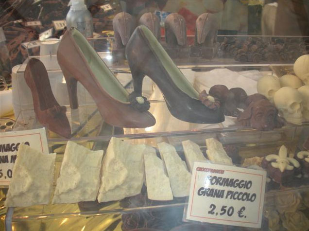 Delicados sapatinhos convivem harmoniosamente com apetitosos pedaços de queijo! São os sabores do chocolate amargo e do chocolate branco para dar água na boca Delicados sapatinhos convivem harmoniosamente com apetitosos pedaços de queijo! São os sabores do chocolate amargo e do chocolate branco para dar água na boca