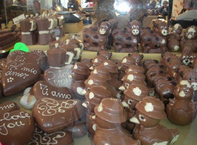 Neste doce bricabraque o que você compraria? Uma cafeteira? Um patinho ou um coração “ para o meu amor”? Neste doce bricabraque o que você compraria? Uma cafeteira? Um patinho ou um coração “ para o meu amor”?